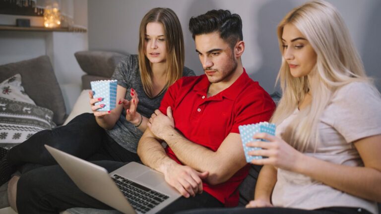 स्क्रीन पर ज्यादा समय बिताने से सेहत पर पड़ते है ऐसे बुरे असर, जाने इसको मैनेज करने के तरीके