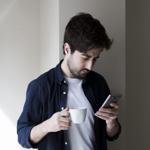 ma-drinking-using-smartphone-break